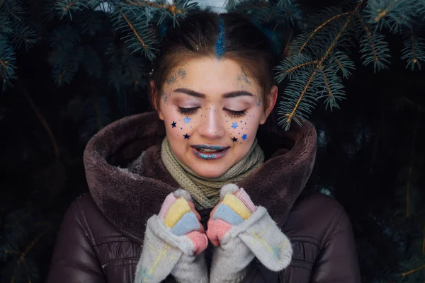 Yıldız yüzünde bir kızla kış portresi — Stok fotoğraf
