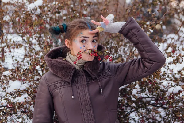 Retrato de inverno de uma menina com estrelas no rosto — Fotografia de Stock