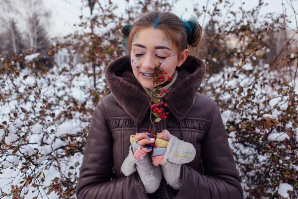 Retrato de inverno de uma menina com estrelas no rosto — Fotografia de Stock