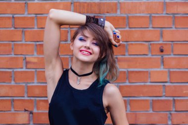 Renkli makyaj ile genç güzel kız