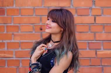 Renkli makyaj ile genç güzel kız