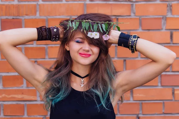 Joven hermosa chica con maquillaje colorido — Foto de Stock