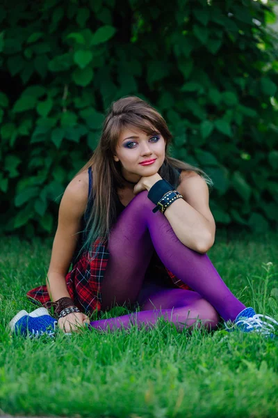 Ung vacker flicka med färgglad makeup — Stockfoto