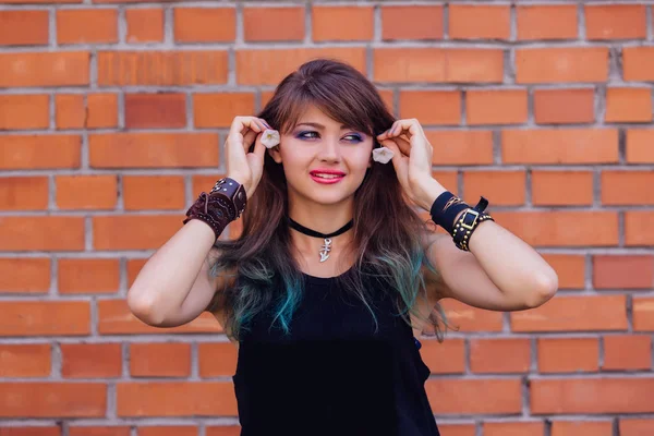 Joven hermosa chica con maquillaje colorido — Foto de Stock