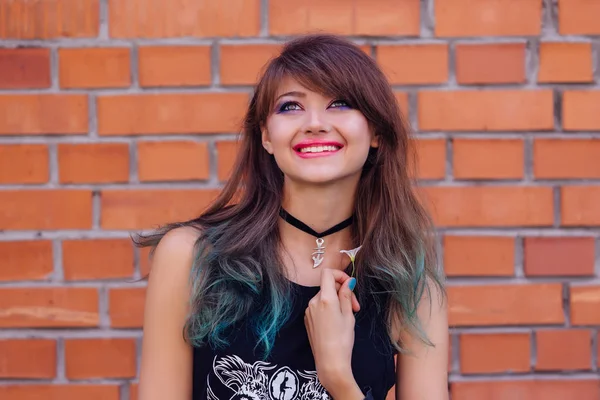 Joven hermosa chica con maquillaje colorido — Foto de Stock