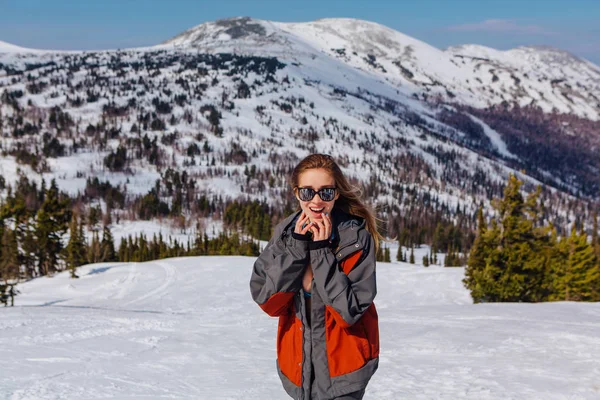 Junge emotionale Frau auf der schneebedeckten Piste — Stockfoto