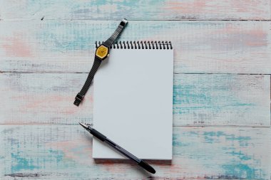 Defter ile kalem ve ahşap arka plan üzerinde izle