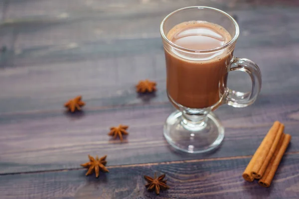 Warme chocolademelk in glazen — Stockfoto