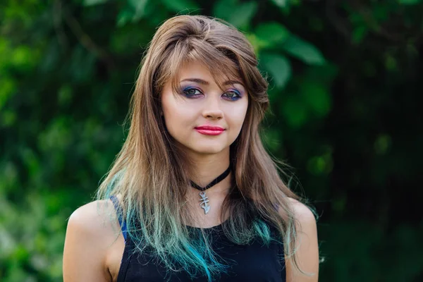 Joven hermosa chica con maquillaje colorido — Foto de Stock