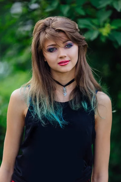 Jeune belle fille avec un maquillage coloré — Photo