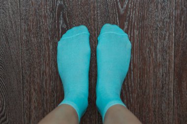 Yakın çekim fotoğraf ahşap zemin üzerine mavi çoraplı kadının bacakları