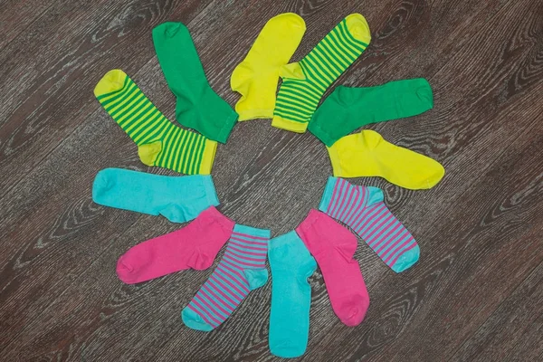 Bunte Hell Gestreifte Socken Auf Dem Hölzernen Hintergrund Blume — Stockfoto