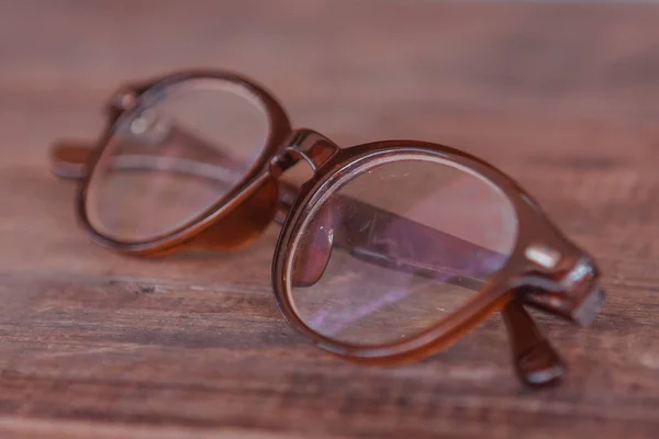 Vecchi occhiali su un tavolo di legno — Foto Stock