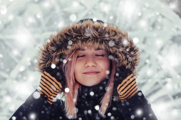 Retrato de inverno de uma bela jovem . — Fotografia de Stock