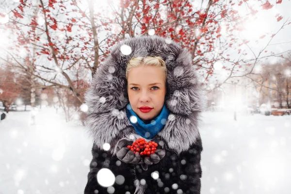 Blond flicka i päls utomhus — Stockfoto