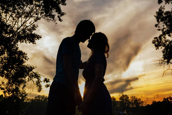 Casal em silhueta de amor durante o pôr do sol — Fotografia de Stock