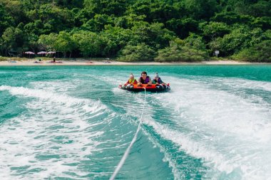 Gençler üzerinde su cazibe ile.