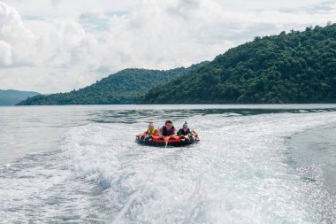 Gençler üzerinde su cazibe ile.