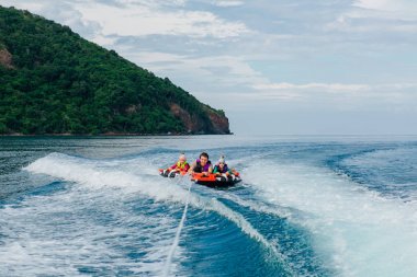 Gençler üzerinde su cazibe ile.