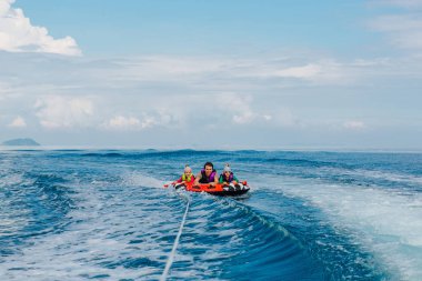 Gençler üzerinde su cazibe ile.