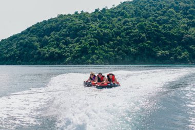 Gençler üzerinde su cazibe ile.