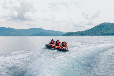 Gençler üzerinde su cazibe ile.