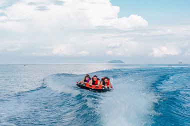 Gençler üzerinde su cazibe ile.