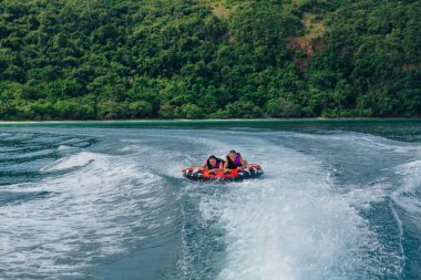 Gençler üzerinde su cazibe ile.