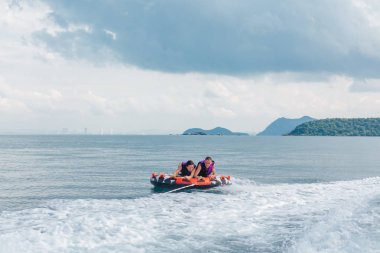 Gençler üzerinde su cazibe ile.