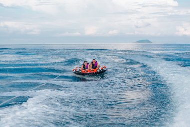 Gençler üzerinde su cazibe ile.