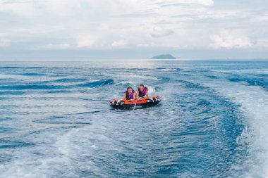Gençler üzerinde su cazibe ile.