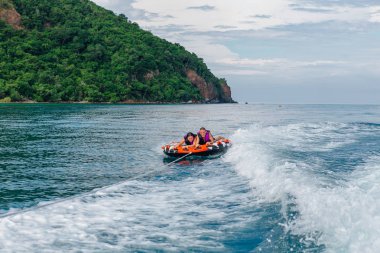 Gençler üzerinde su cazibe ile.