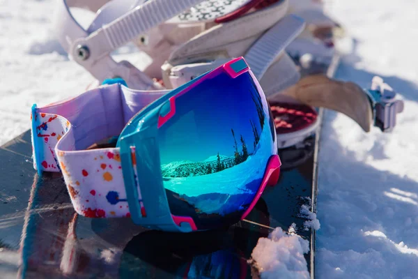 Színes sí snowboard szemüveg. — Stock Fotó