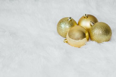 Beyaz arka planda noel topları.
