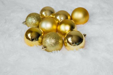 Beyaz arka planda noel topları.