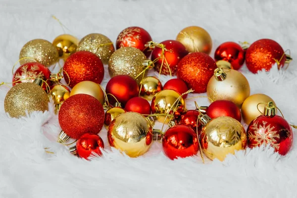 Bolas de Navidad sobre un fondo blanco. — Foto de Stock