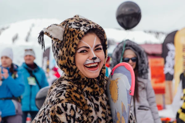 Jeune femme en costume de carnaval . — Photo