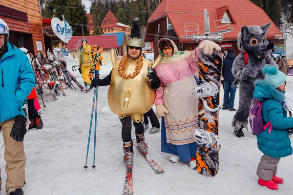 Jóvenes disfrazados de carnaval . — Foto de Stock