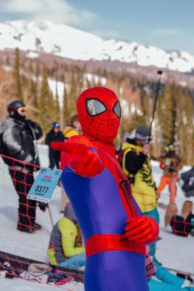 Jeune homme en costume de carnaval de spiderman . — Photo