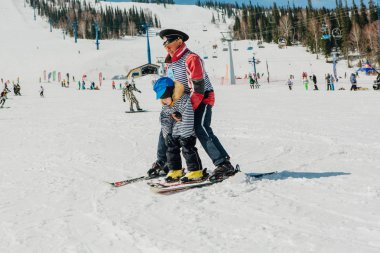 Gençler karnaval kostümleri.
