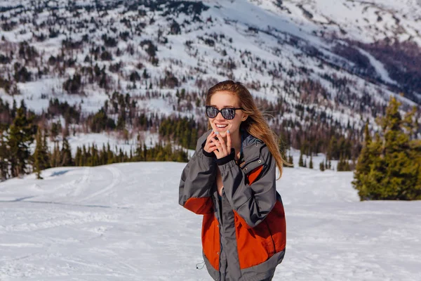 Joven mujer emocional en la ladera nevada — Foto de Stock
