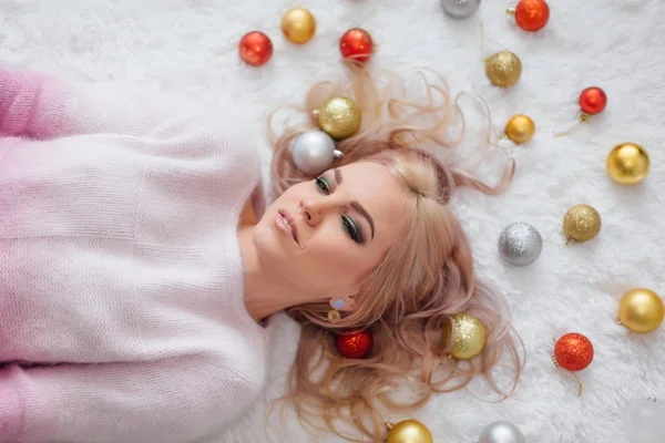 Hermosa mujer joven con decoraciones de Navidad —  Fotos de Stock