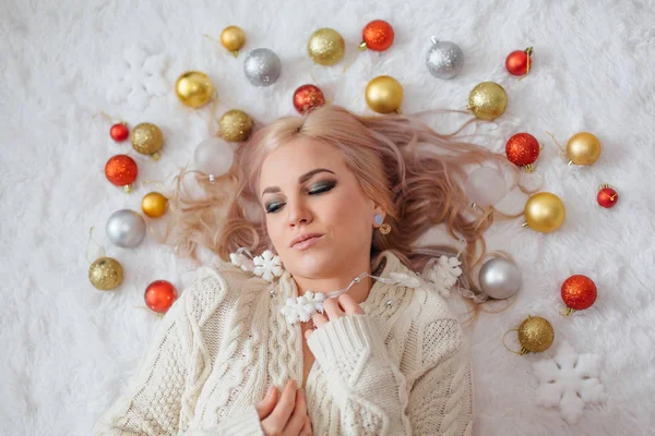 Piękna młoda kobieta z dekoracjami świątecznymi — Zdjęcie stockowe