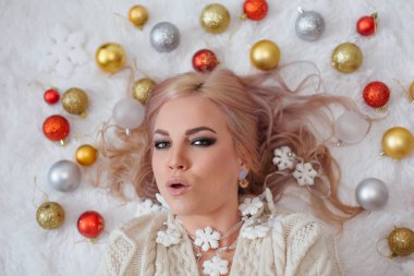 Noel süslemeleri olan güzel genç bir kadın.