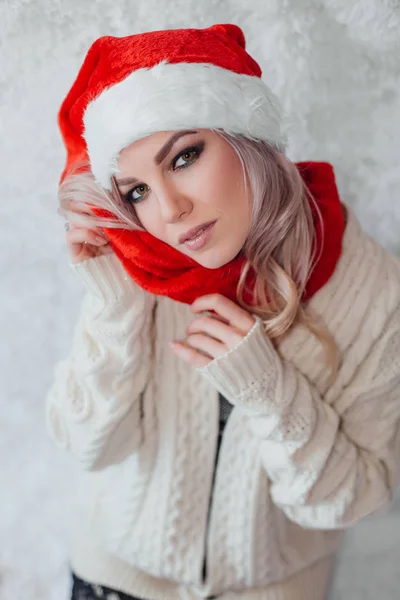 Glücklich aufgeregte junge Frau mit Weihnachtsmann-Hut — Stockfoto
