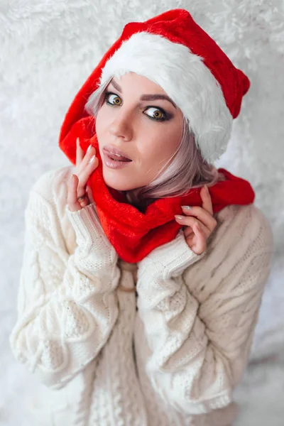 Feliz mujer joven emocionada en sombrero de Santa Claus —  Fotos de Stock