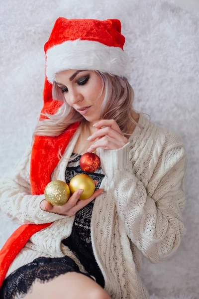 Feliz animado jovem mulher em santa claus chapéu — Fotografia de Stock