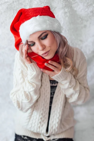 Feliz Mujer Joven Emocionada Sombrero Santa Claus Con Decoraciones Navidad —  Fotos de Stock