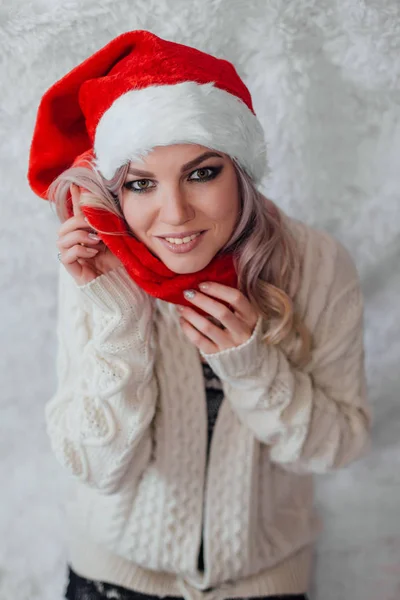 Glücklich Aufgeregte Junge Frau Mit Weihnachtsmann Hut Und Weihnachtsdekoration — Stockfoto