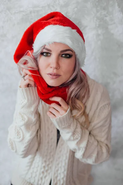 Glücklich Aufgeregte Junge Frau Mit Weihnachtsmann Hut Und Weihnachtsdekoration — Stockfoto